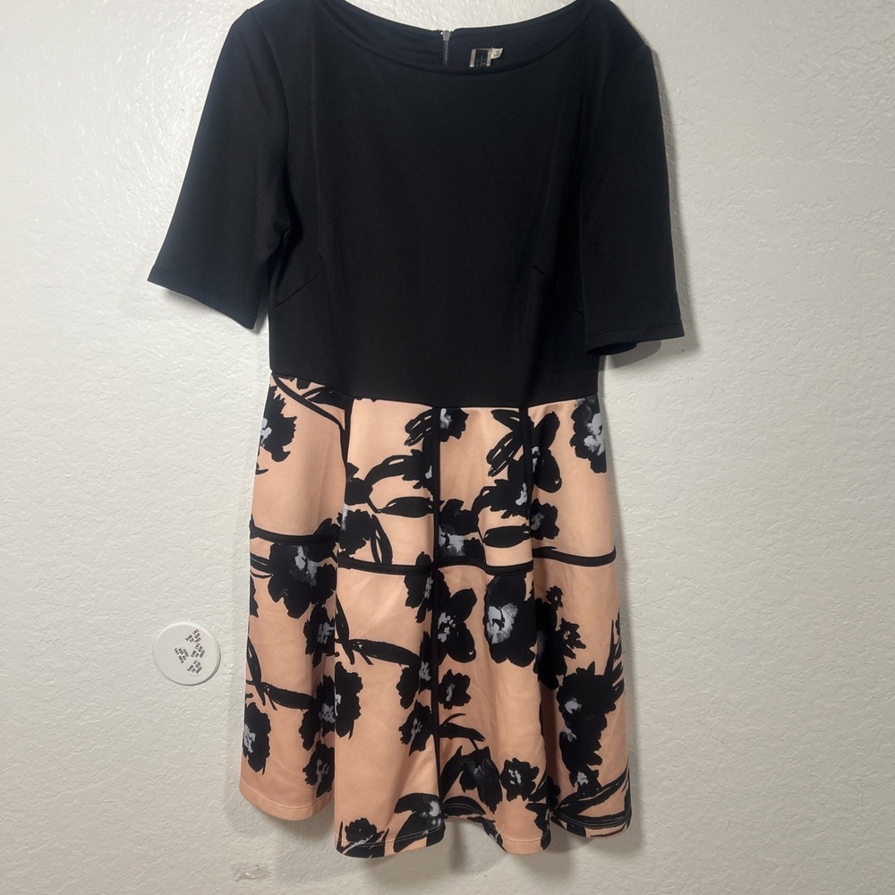 Julián Taylor New‎ Yor Dress For Women Size 10.   95% Polyester 5%spandex